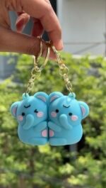 Elephant hugging keychain